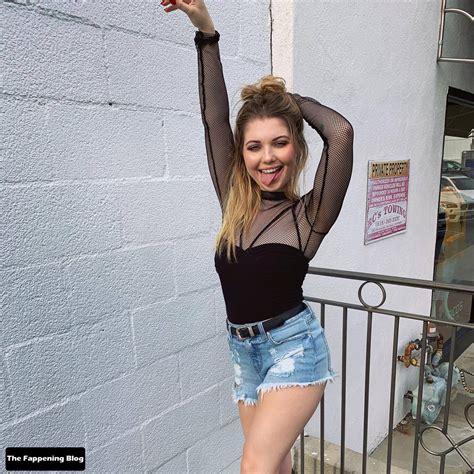 sammi hanratty topless|Sammi Hanratty Topless (1 Photo)